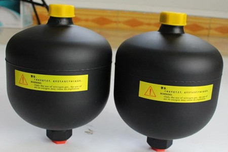 活塞式蓄能器操作時應(yīng)該需要注意幾點事項?