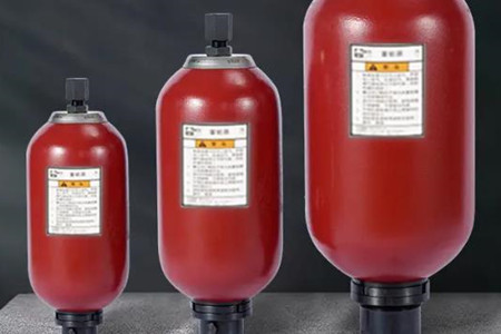 管路式蓄能器的工作原理、作用和操作方法