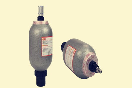 管路式蓄能器的工作原理、作用和操作方法